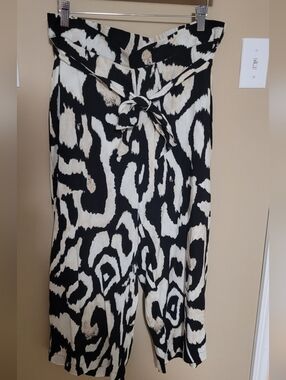 💜2 for $10💜 Bundle and save High-Rise Tie-Waist Wide-Leg Pants - Black & Cream